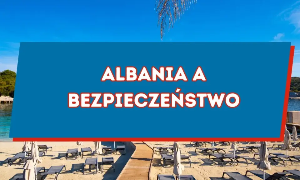 Plaża w Albanii z leżakami i parasolami, błękitne niebo i morze.