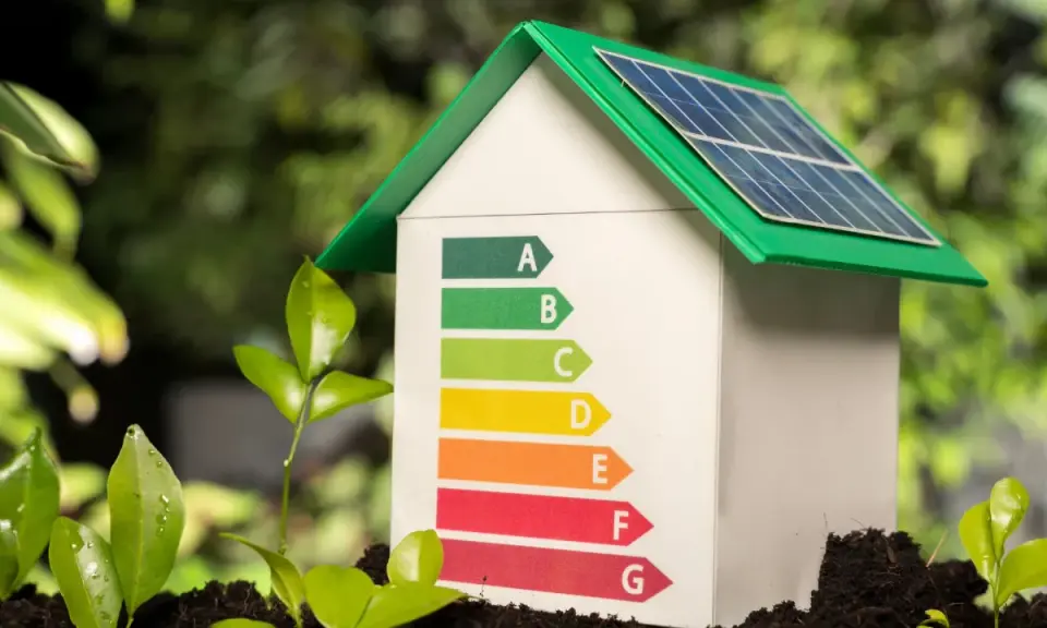 Maisonnette avec panneaux solaires et étiquette énergie. Idéal pour un DPE location saisonnière, symbolisant l'écologie et la performance.