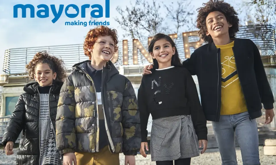 Niños sonriendo con ropa de Mayoral, ideal para el Black Friday.