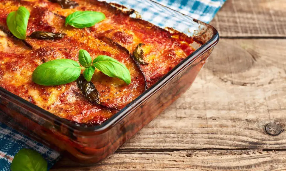 Parmigiana di melanzane in friggitrice ad aria, dorata e profumata, guarnita con basilico fresco. Un classico rivisitato per un risultato leggero e gustoso.