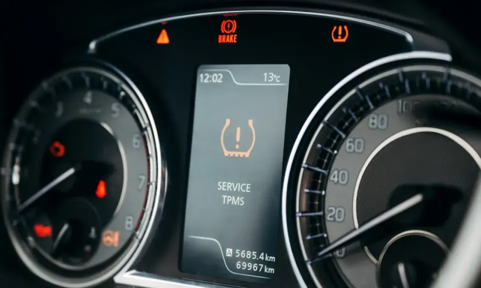 Na desce rozdzielczej świeci się kontrolka cisnienia opon TPMS. Obok widnieje też kontrolka hamulca.
