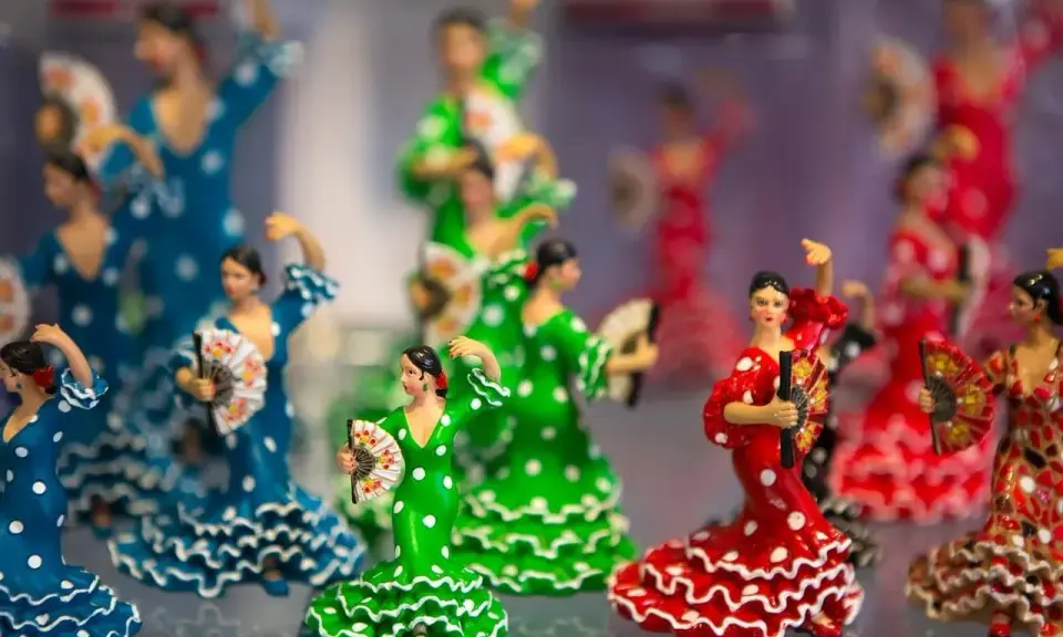 Figurki tancerek flamenco w kolorowych sukniach z falbankami i wachlarzami. Idealne pamiątki, by poczuć klimat Hiszpanii. Co przywieźć z Hiszpanii? Te figurki!