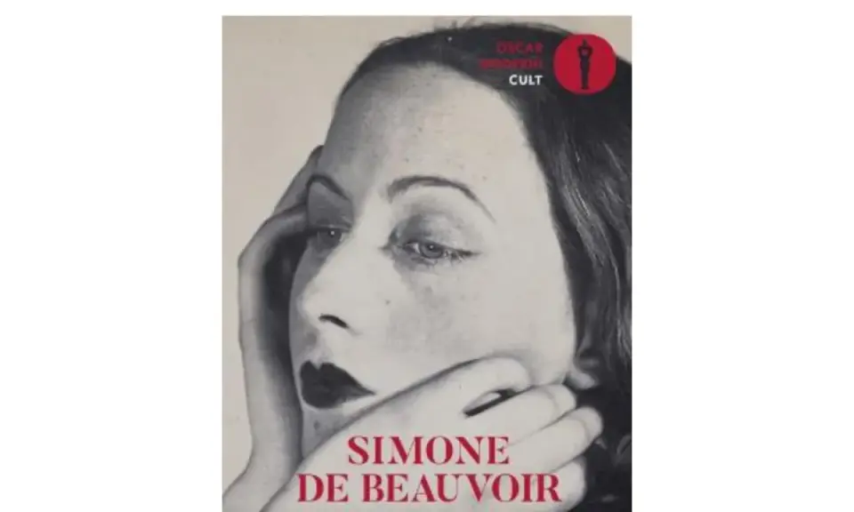 Ritratto intenso di Simone de Beauvoir, con le mani sul viso. La copertina del libro "Simone de Beauvoir" è un'icona di stile.