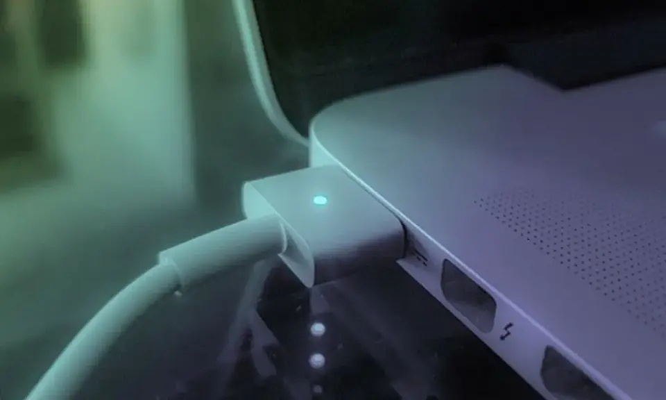 Ładowarka podłączona do laptopa. Zastanawiasz się, ile prądu zużywa komputer?
