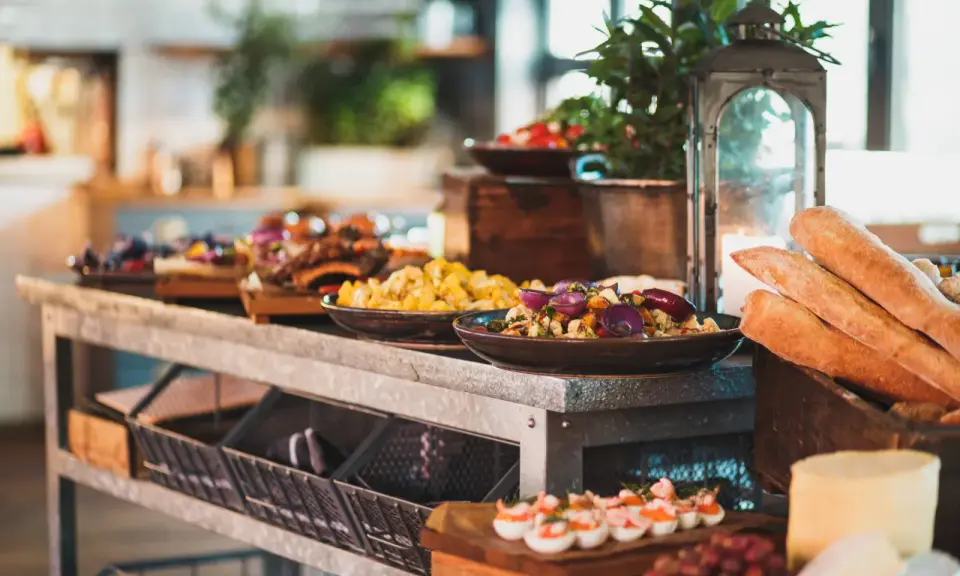En härlig brunchbuffé i Stockholm med godsaker som grillade revben, grönsaker, ägghalvor med räkor och nybakade baguetter.