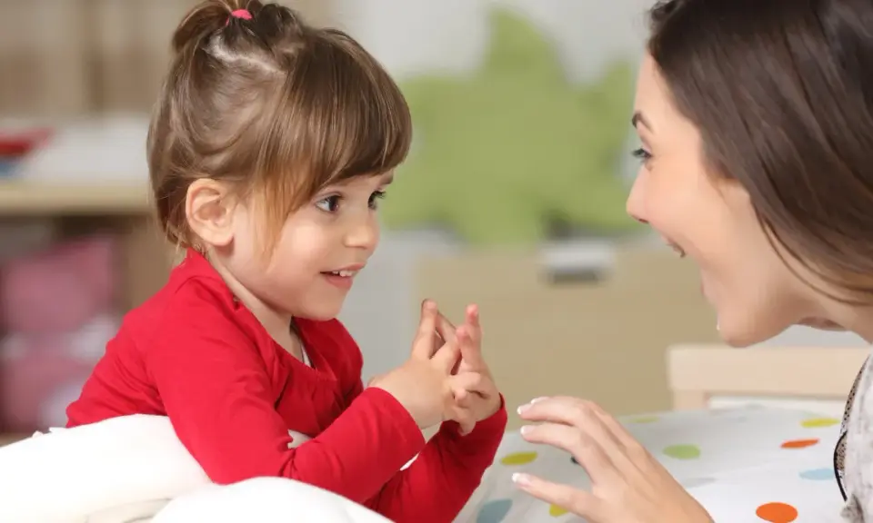 Ein kleines Mädchen und eine Frau sprechen liebevoll miteinander. Dies zeigt, welche erziehungsstile es gibt, wie z.B. den autoritativen Stil.