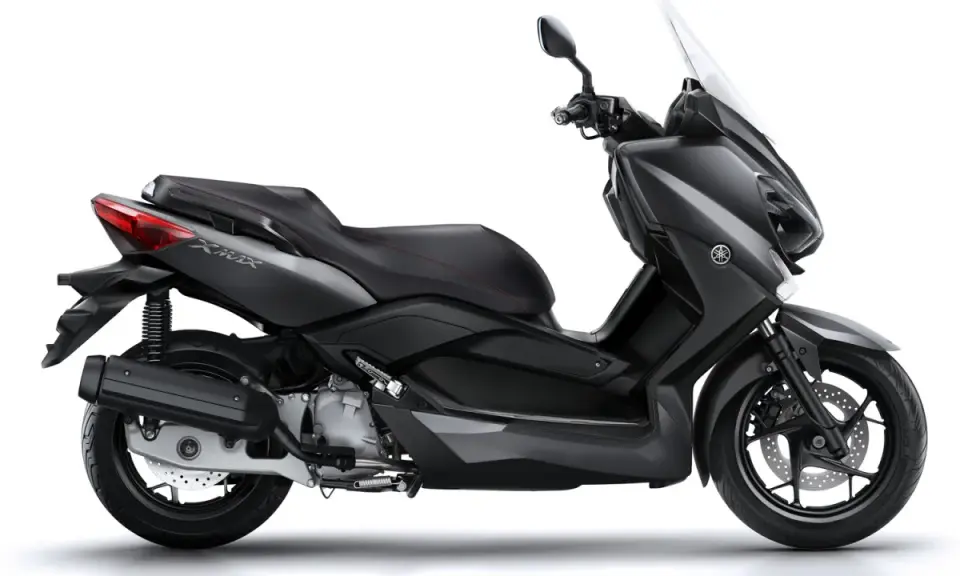 Czarny skuter Yamaha X-MAX 125, gotowy do osiągnięcia swojej maksymalnej prędkości.