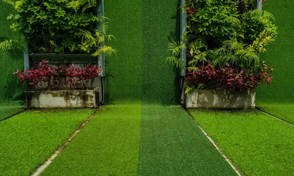 Dos jardines verticales con diferentes tipos de césped y plantas. El camino central muestra dos tonos de césped artificial.