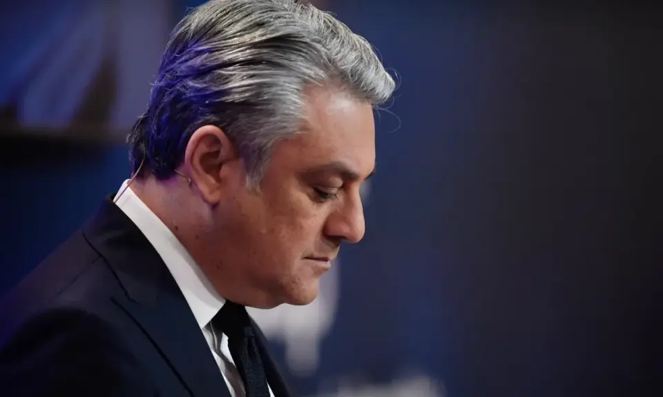 Luca de Meo, CEO de Renault, reflexiona con seriedad.