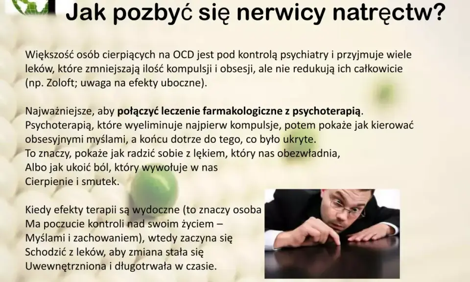 Mężczyzna pochyla się nad stołem, skupiony na czymś na jego powierzchni. Obraz ilustruje schemat zachowań kompulsywnych i sposoby radzenia sobie z nimi.