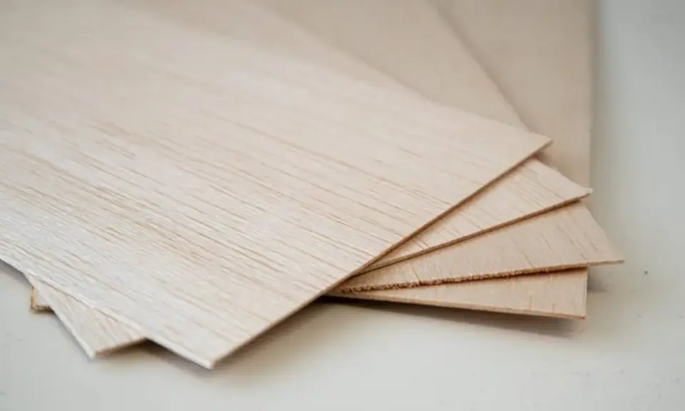 Mehrere dünne Platten balsaholz 2mm liegen übereinander, bereit für Modellbauprojekte.