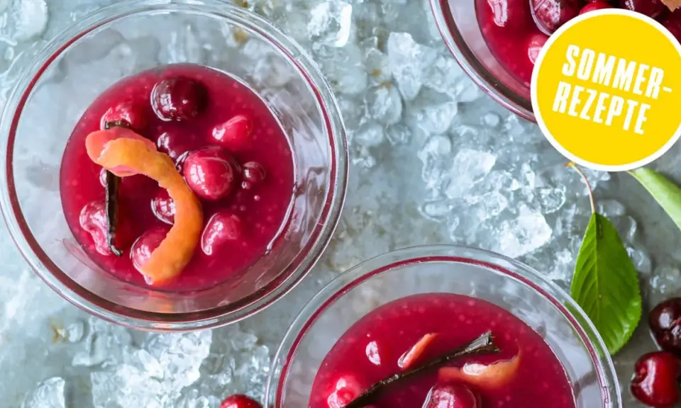 Erfrischendes Kirsch-Dessert mit Vanille und Orangenzeste, perfekt für ein sommerliches Kaltschale Rezept.