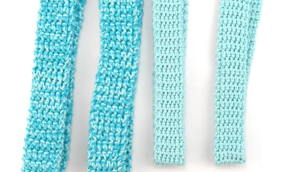 Tiras de crochet en tonos azules y celestes, de diferentes anchos y texturas.