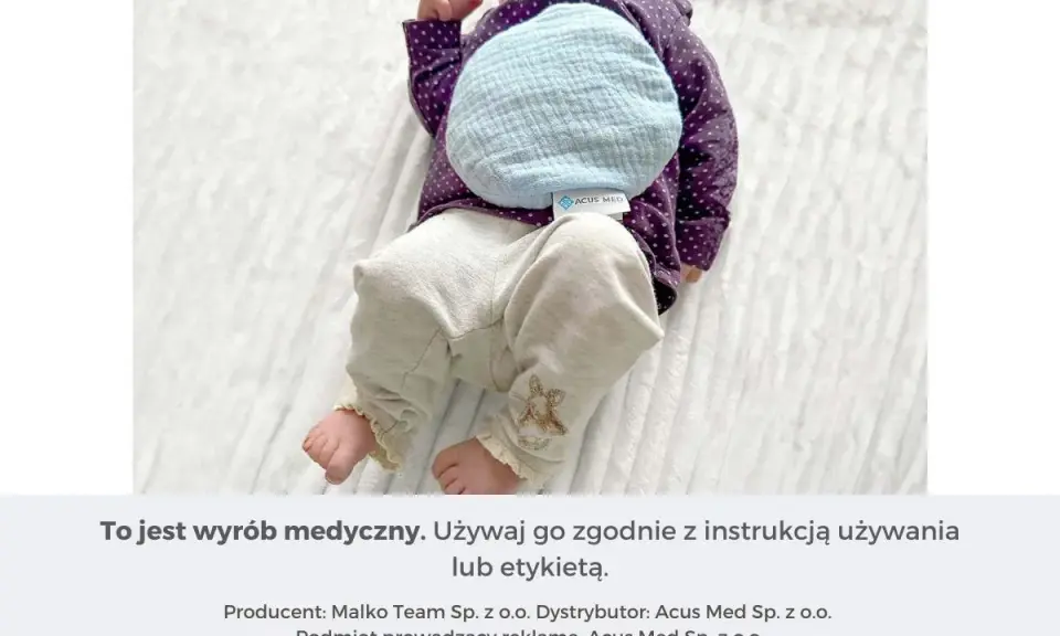 Niemowlę z termoforem z pestek wiśni na brzuszku. Dowiedz się, jak zagrzać taki termofor, by przyniósł ulgę.