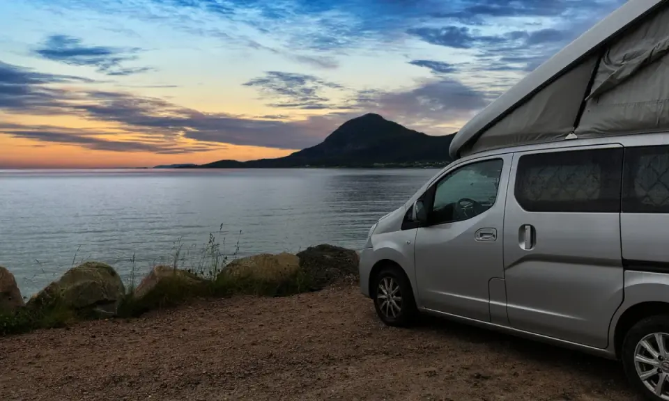 Silberner Campervan am Meer bei Sonnenuntergang. Ein Traum für wildcampen Mecklenburg-Vorpommern.