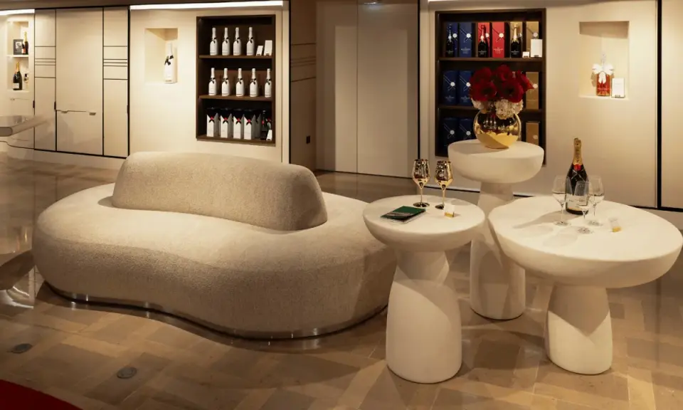 Elegante Lounge mit Moët-Flaschen und Gläsern. Die Herkunft des Champagners wird hier stilvoll präsentiert.