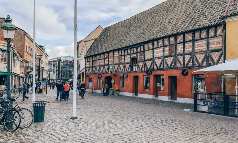 Malmö co zobaczyć: urokliwa starówka z brukowanymi uliczkami i zabytkową architekturą, idealna na spacer.