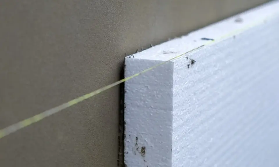 Aislamiento de poliestireno en una pared, un paso clave para la eficiencia energética en viviendas.