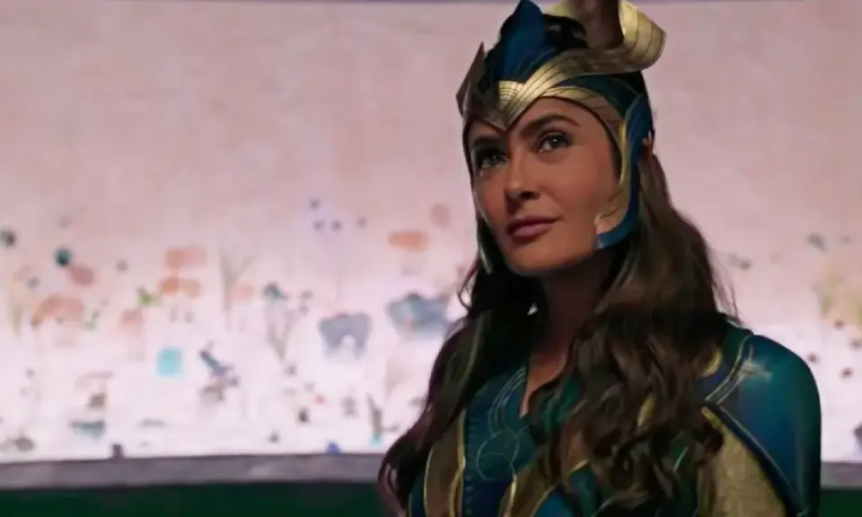 Salma Hayek som Ajak i Eternals, en av de mäktiga rollerna i eternals.
