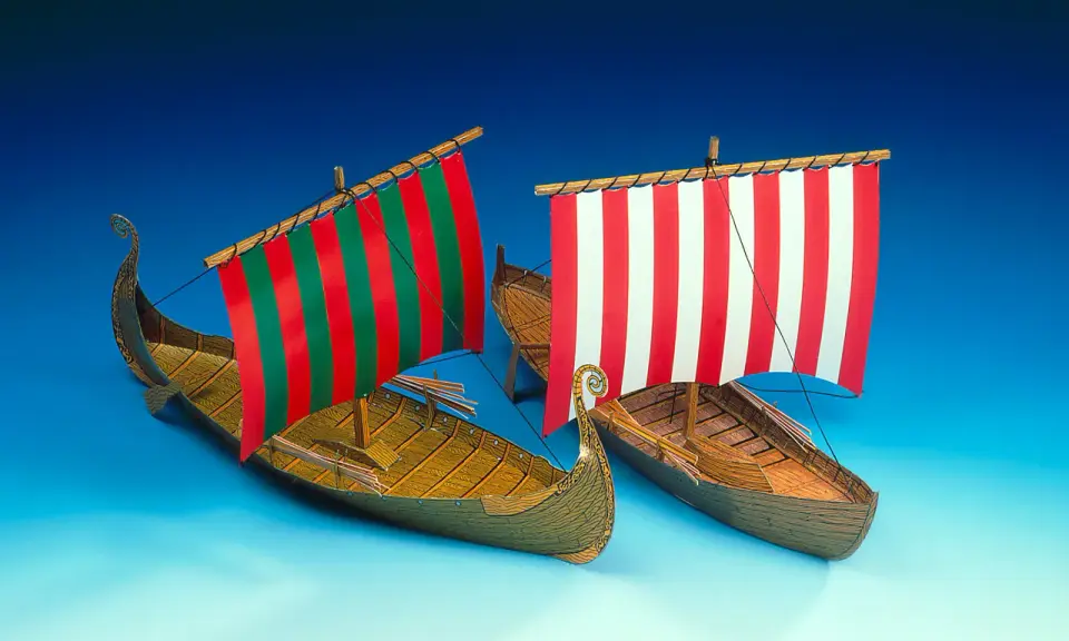Zwei detailgetreue Modelle eines **Bootes Viking** mit bunten Segeln, bereit zur Fahrt über das blaue Meer.