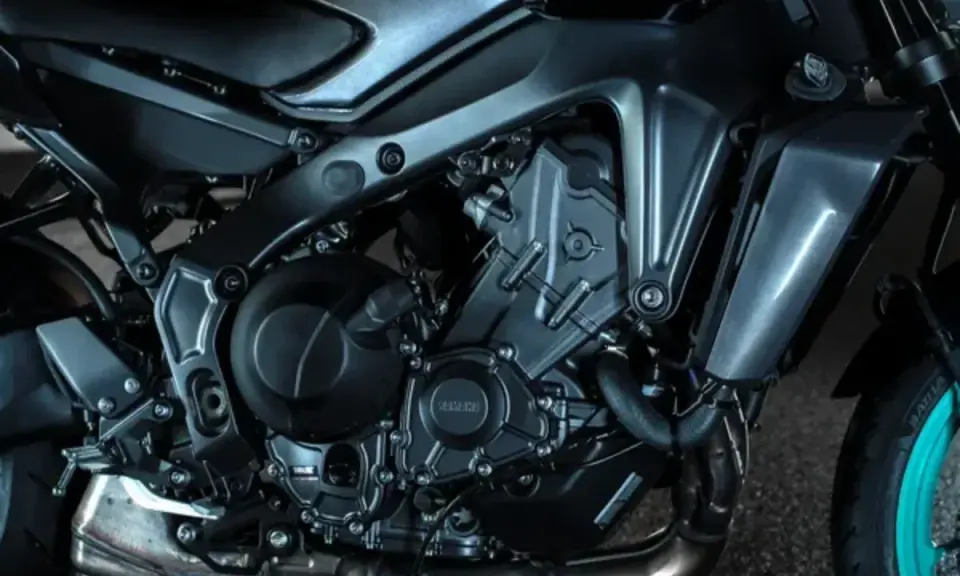 Moteur Yamaha MT, détails du bloc moteur. Le pourcentage d'huile moteur hors bord 2 temps Yamaha est crucial pour la performance.