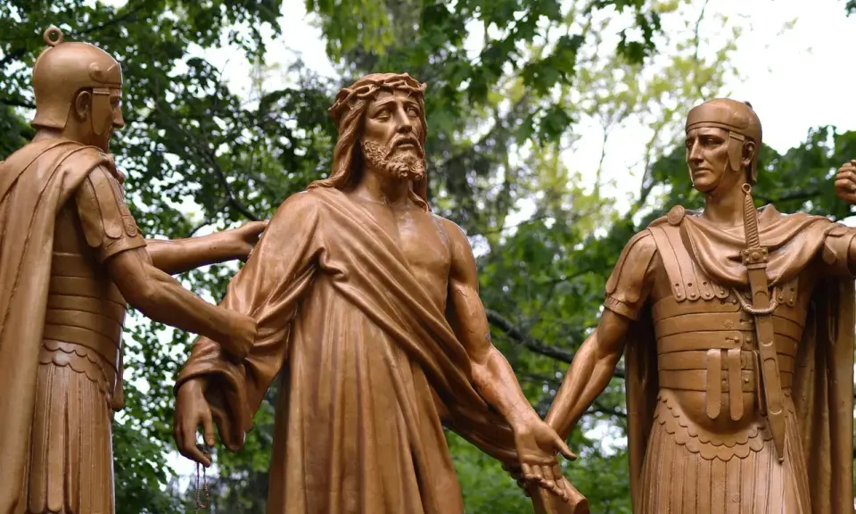Rzeźba Jezusa w koronie cierniowej, prowadzona przez dwóch rzymskich żołnierzy. Jak mówi psalm 46, 5: "Bóg jest pośród niej, nie będzie poruszona".