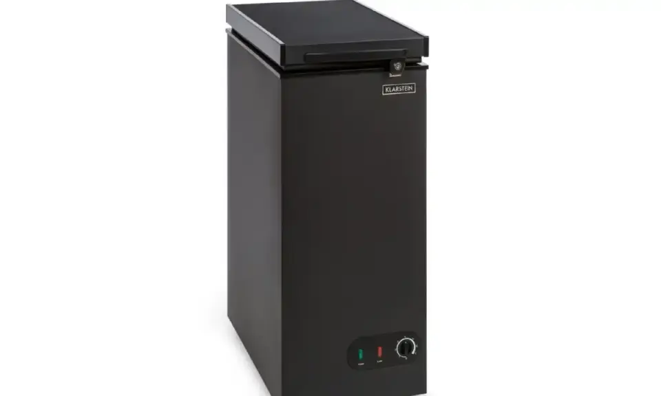Schwarzer Klarstein Gefrierschrank mit Drehregler zur Einstellung der gefrierschrank temperatur.