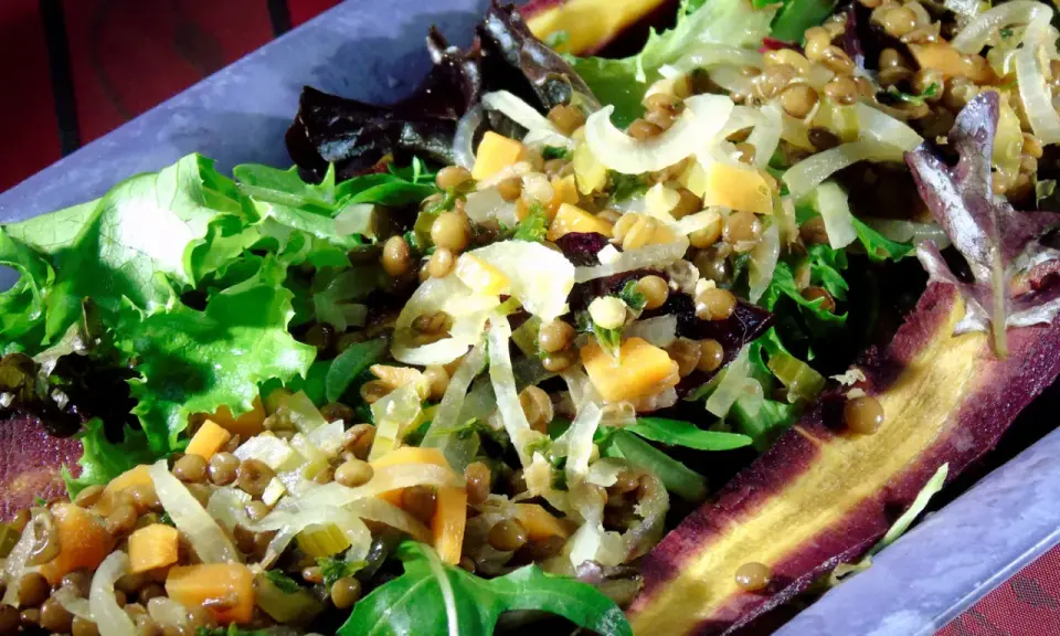 Ein bunter Linsensalat mit Staudensellerie, Karottenstreifen und frischem Salat.