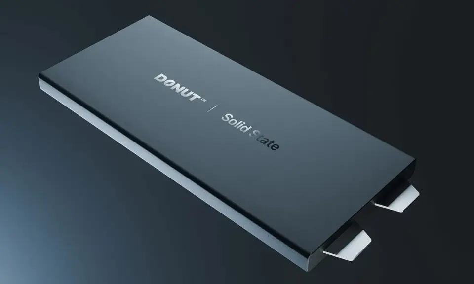 Schwarzes Gehäuse mit "DONUT LAB | Solid State" Aufschrift. Diese Feststoffbatterie könnte die Zukunft für das Elektroauto sein.