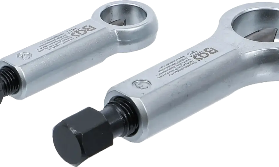 Dos rompetuercas de metal plateado, herramientas para romper tuercas oxidadas o difíciles de quitar.