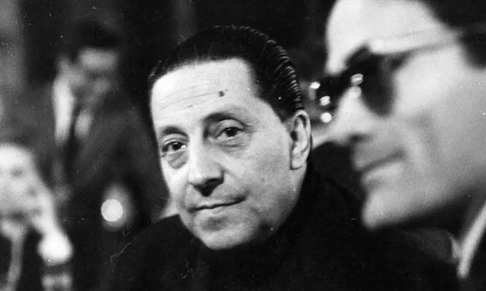 Ritratto in bianco e nero di Sandro Penna, poeta, con uno sguardo intenso. Le sue poesie sono un tesoro della letteratura italiana.