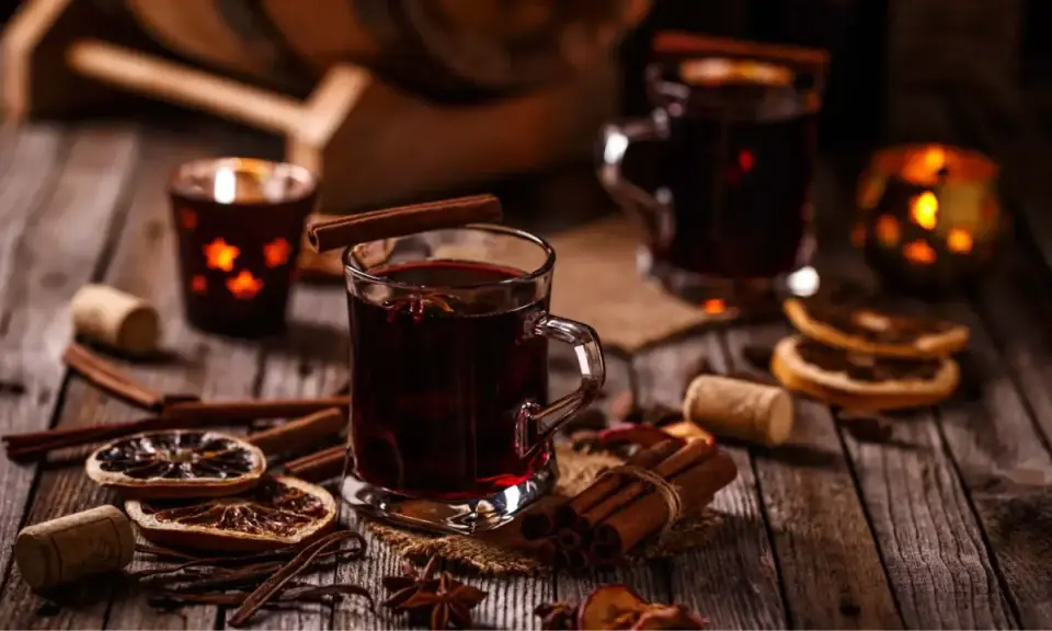 Ciepłe, jesienne drinki z cynamonem i anyżem, ozdobione suszonymi pomarańczami, tworzą przytulną atmosferę.