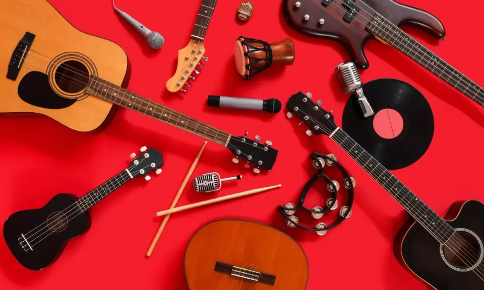 Instrumenty muzyczne, w tym gitary, mikrofony i bębenek, gotowe do zagrania czeskiej muzyki.