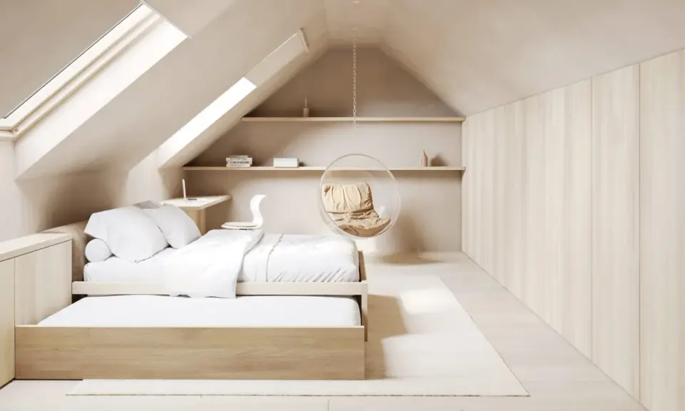 Chambre mansardée avec lit bas en bois, fauteuil bulle suspendu et étagères. Une décoration de chambre moderne et épurée.