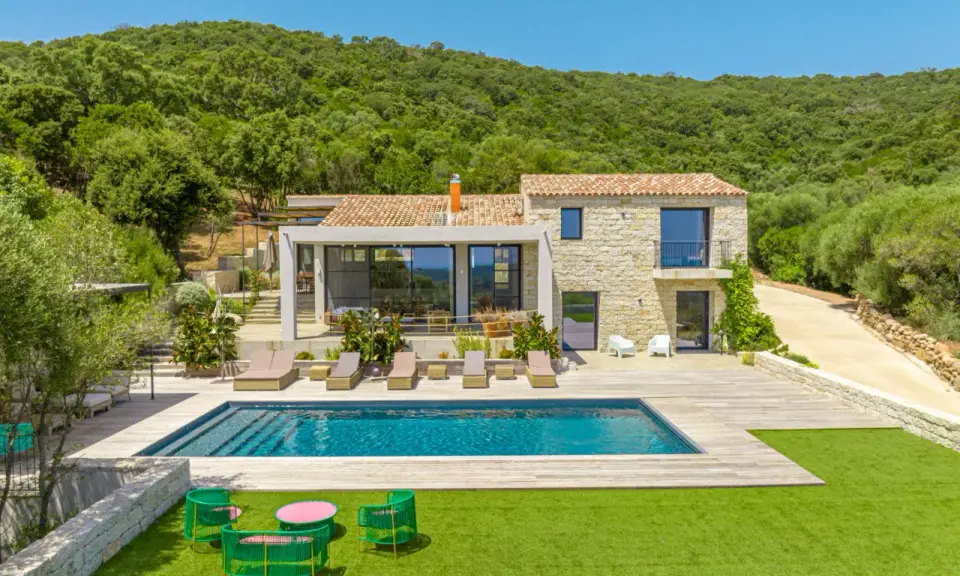 Belle villa avec piscine, idéale pour savoir comment louer sa maison et profiter de vacances de rêve.