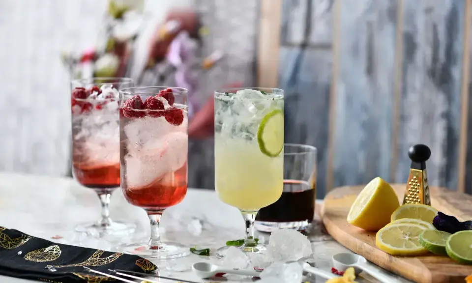 Letnie drinki z malinami i limonką, idealne z czym pić wódkę. Orzeźwiające, kolorowe i pełne smaku.