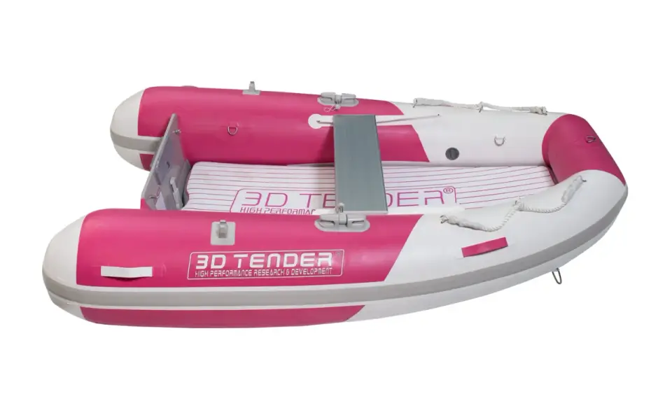 Un petit bateau gonflable rose et blanc, parfait pour rejoindre un grand bateau.