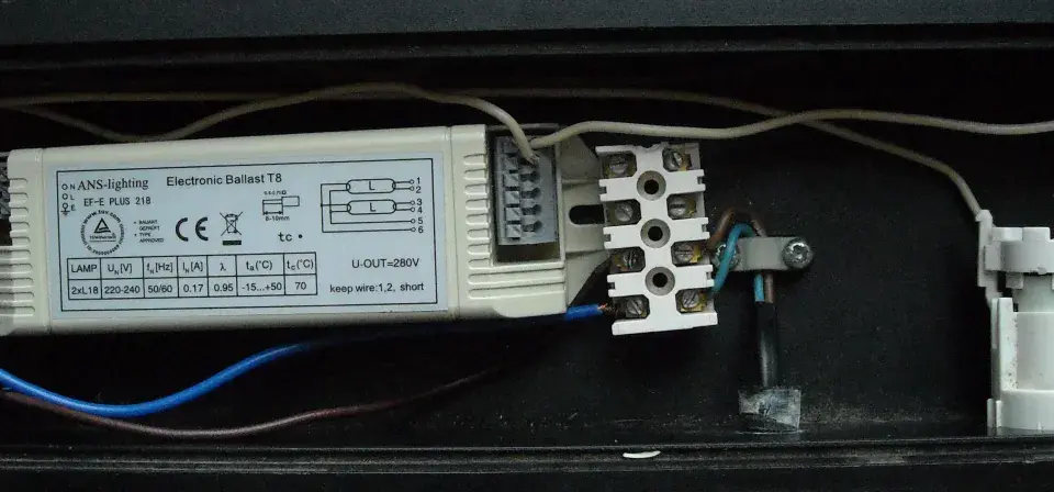 Schemat podłączenia świetlówki 2x18w z elektronicznym statecznikiem ANS-lighting. Widać przewody podłączone do zacisków.