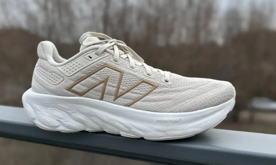 Jasnoszare buty sportowe z beżowym logo N i białą podeszwą Fresh Foam. Idealne dropy butów na co dzień.