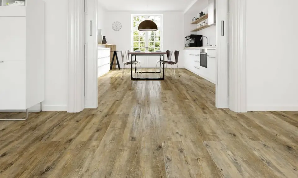 Un suelo de madera rústica que invita a cambiar el suelo de tu casa. Cocina y comedor modernos con luz natural.