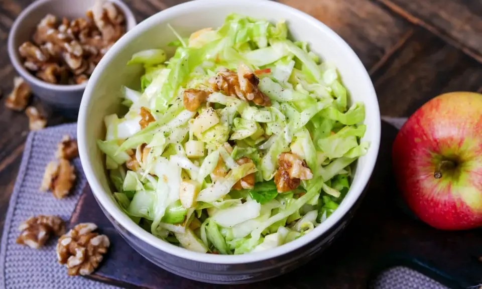 Frischer Spitzkohlsalat mit Äpfeln und Walnüssen, ein leckeres Rezept für den Sommer.