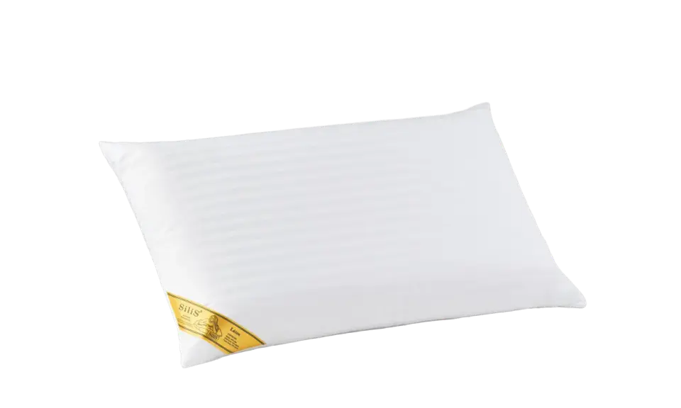 Almohada blanca a rayas, medida para cama de 135, con etiqueta dorada de la marca Silis.