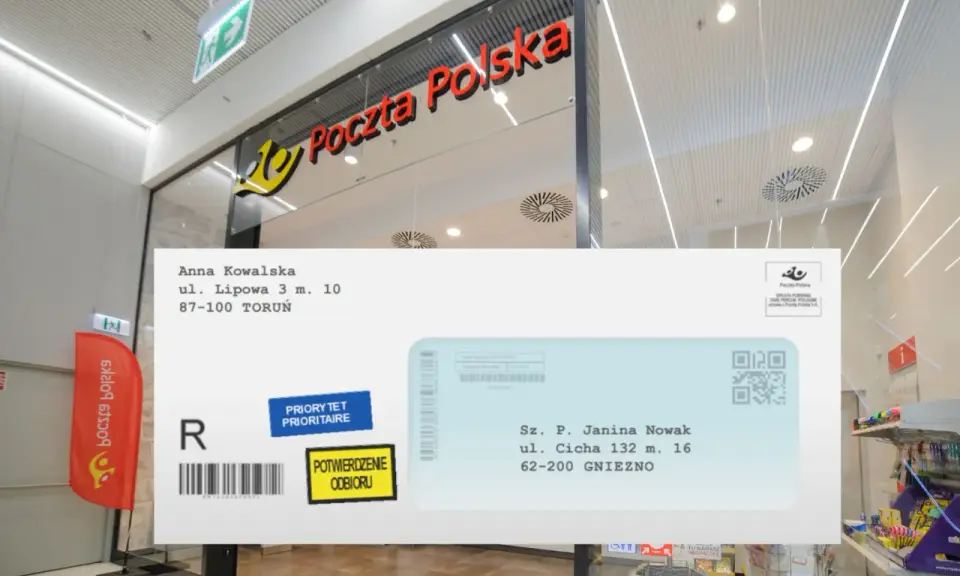 Koperta z adresami nadawcy i odbiorcy, znaczkiem priorytetowym i potwierdzeniem odbioru, na tle placówki Poczty Polskiej.