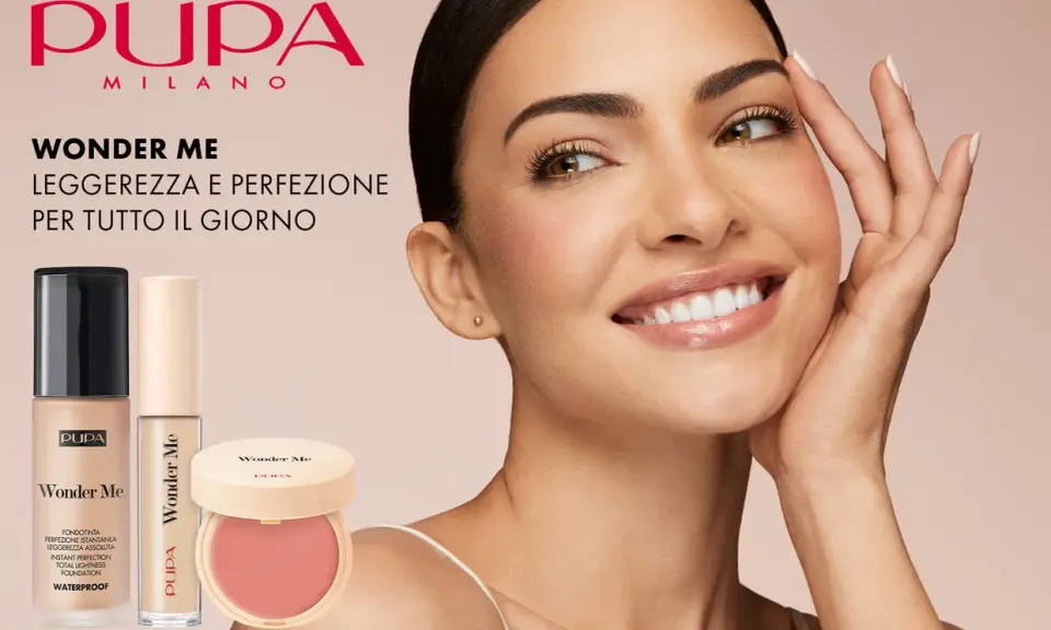 Modella sorridente con prodotti Pupa Wonder Me, un tutorial trucco per un look leggero e perfetto tutto il giorno.