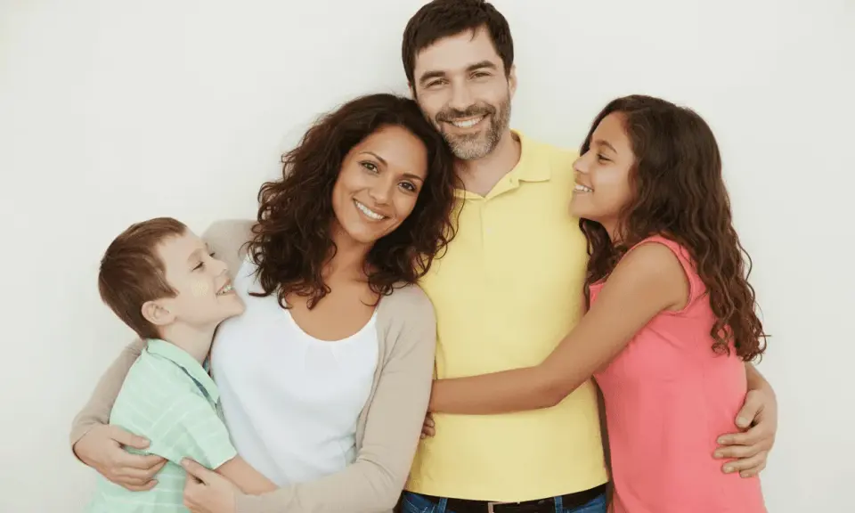 Familia feliz y sonriente. Los padres aprenden en cursos para padres.