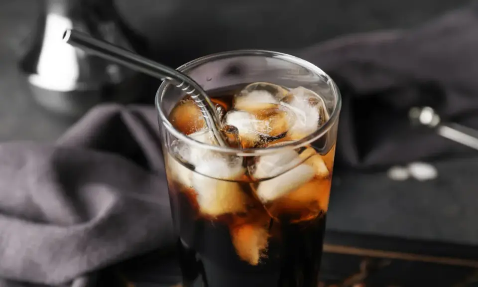 Erfrischender Cold Brew Kaffee in einem Glas mit Eiswürfeln und einem Metallstrohhalm. Perfekt für heiße Tage.