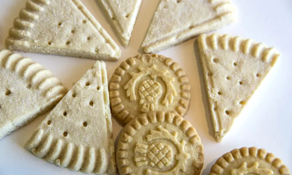 Biscuits sablés triangulaires et ronds, parfaits pour une recette shortbread. Ils sont saupoudrés de sucre.