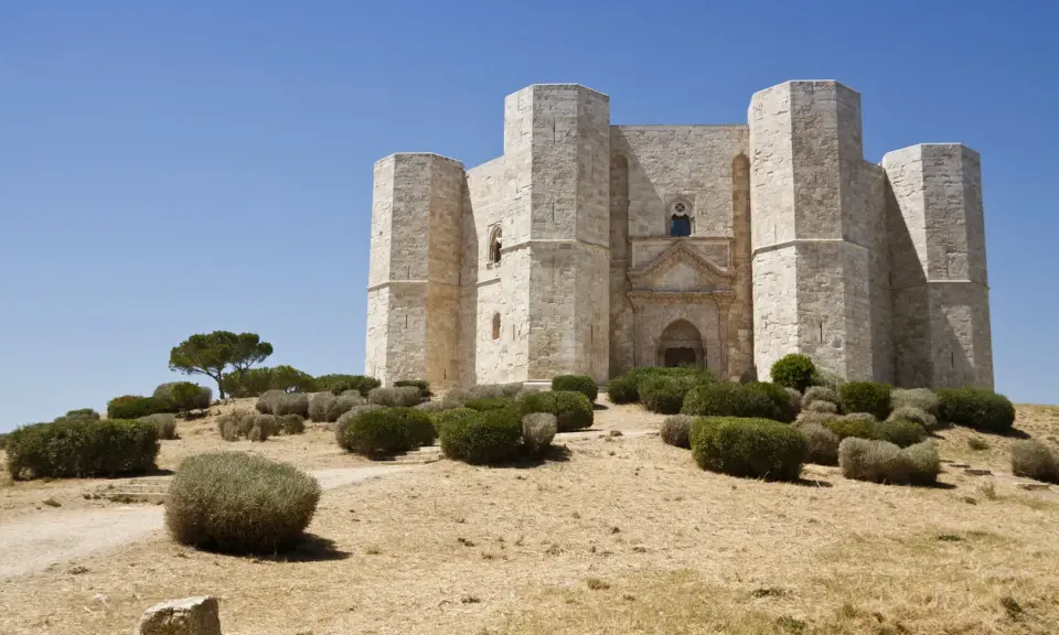 Castel del Monte, un gioiello del patrimonio UNESCO Puglia, domina la collina con la sua architettura ottagonale unica.