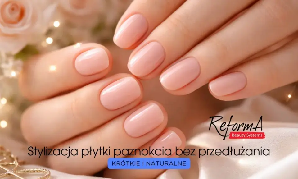 Dłonie z krótkimi, naturalnymi paznokciami w delikatnym, różowym odcieniu. Stylizacja płytki paznokcia bez przedłużania.