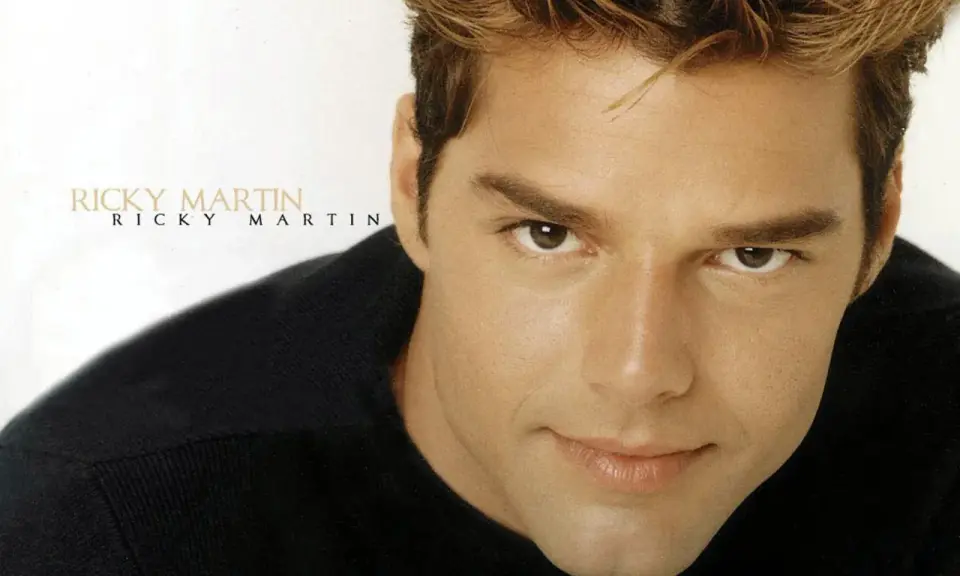 Ricky Martin, uno dei più famosi cantanti spagnoli giovani, con un'espressione intensa.